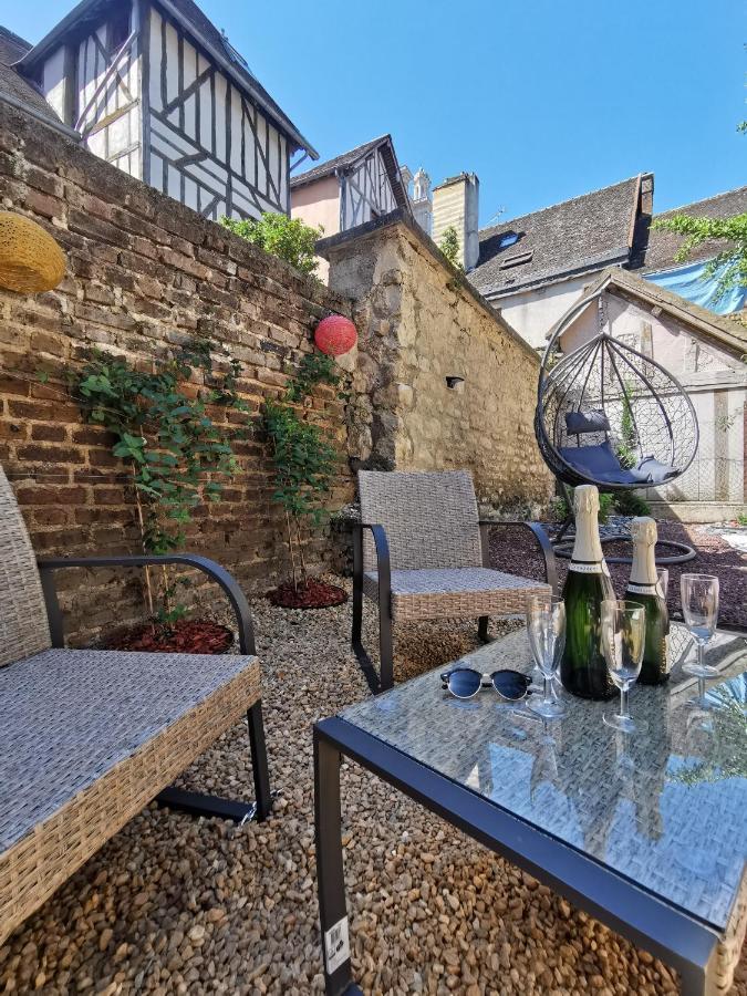 Le Spa De La Cathedrale - Jacuzzi - Sauna - Champagne - Netflix - Wifi Troyes Buitenkant foto